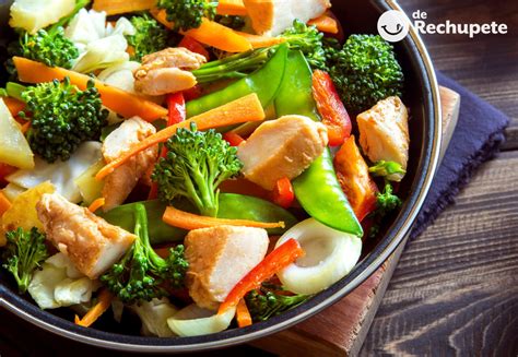 Plato de pollo salteado con verduras y almendras