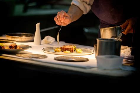 Un cocinero emplatando comida china de forma atractiva