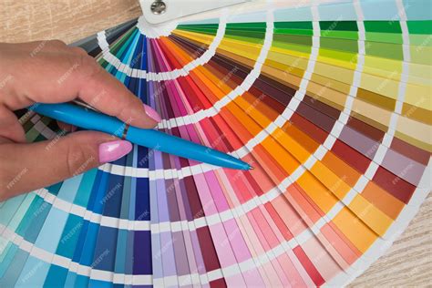 Diseñador: Muestra una paleta de colores vibrantes y divertidos.