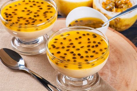 Imagen de vasitos individuales con capas de chocolate, mousse de maracuyá y crumble.