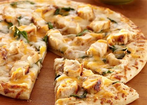 Ingredientes frescos para la pizza de pollo al ajo