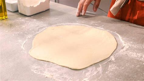 Masa de pizza casera en proceso de levado