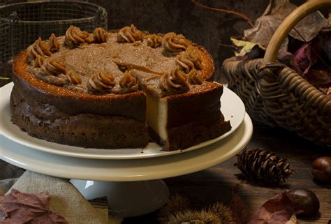 Fotografía cenital de una tarta de castañas y chocolate con texturas cremosas y decoración de frutos secos