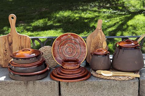Ollas de barro tradicionales en una cocina rústica