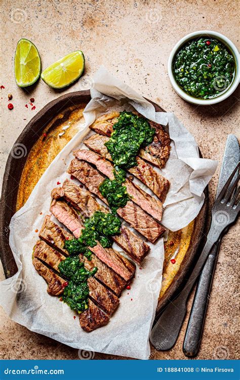 Foto de un filete de buey asado en rodajas con salsa
