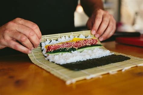 Proceso de enrollado de un maki con esterilla