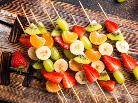ejemplo de brocheta de frutas con fresa, kiwi y uva