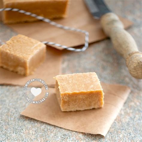 Imagen de dulce vegano de porotos blancos estilo dulce de leche en un frasco, con textura cremosa y un color caramelo apetitoso.