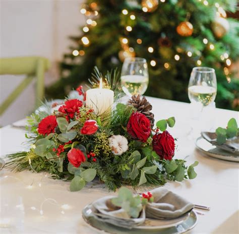 centro de mesa navideño elegante con flores y velas