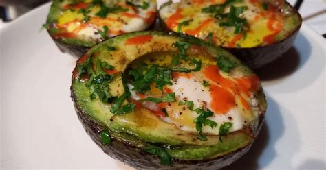 palta asada rellena con huevo y queso gratinado