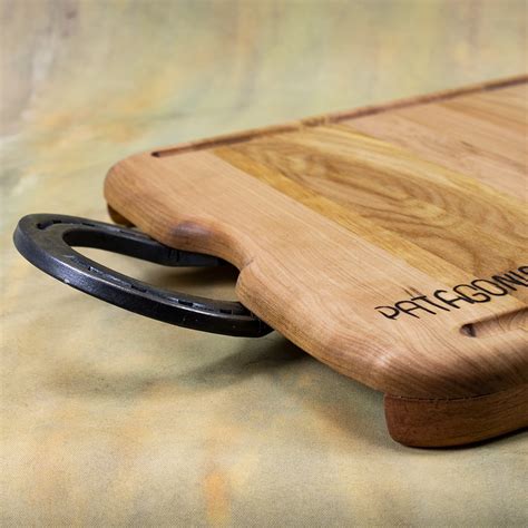 Plato de madera para asado con vetas naturales y diseño artesanal