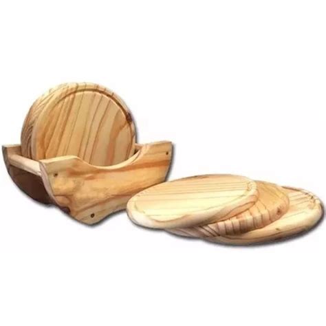 Set de platos de madera de diferentes tamaños y formas, presentados con quesos y embutidos