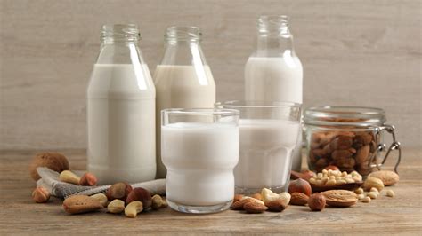 variedad de bebidas vegetales (almendra, soja, avena, coco)