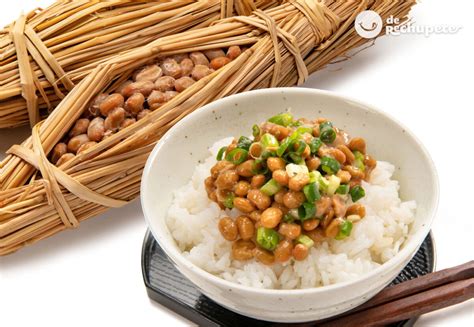 Plato de natto japonés con su característica textura pegajosa