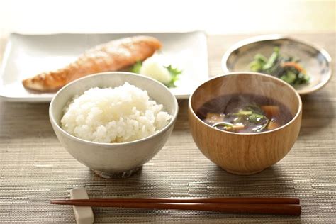 Desayuno japonés tradicional con natto, arroz y otros acompañamientos