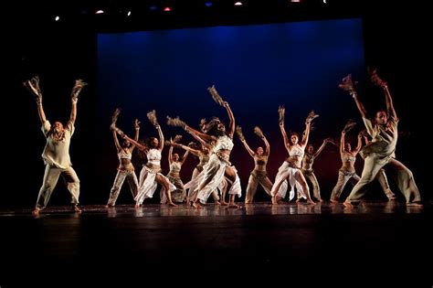 Grupo de hombres realizando una coreografía fúnebre con un féretro en Perú