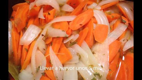 Zanahorias y cebollas salteándose en una sartén