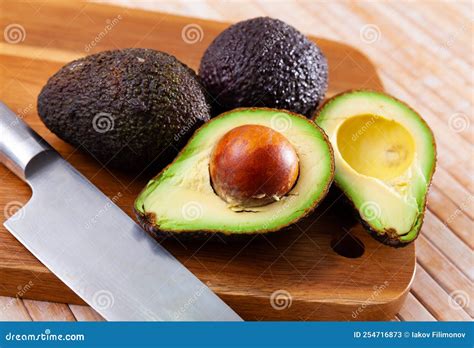 Foto de aguacates frescos y enteros