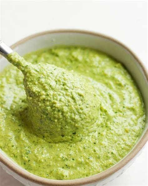 Pesto de palta en un tazón