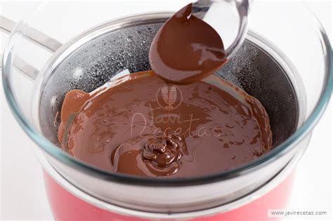 infografía con los pasos clave: derretido del chocolate, batido de huevos con azúcar y horneado preciso
