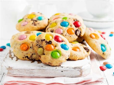 Niños disfrutando de galletas caseras