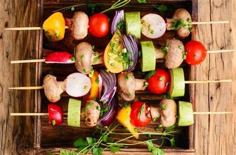 Fotografía de anticuchos de verduras coloridos recién salidos de la parrilla