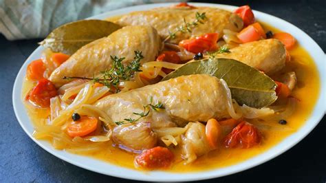 Foto de pechugas de pollo en escabeche con verduras variadas
