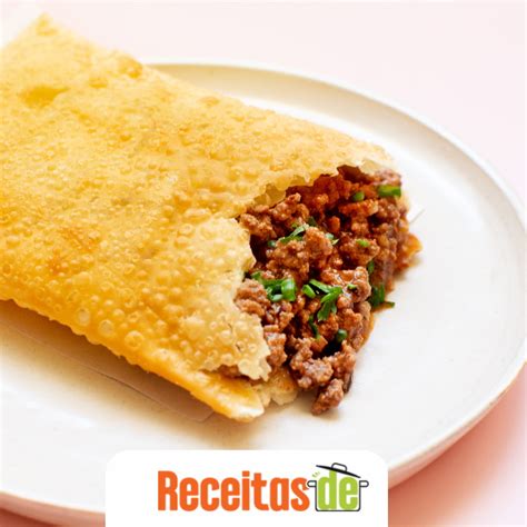Fotografía profesional de un pastel de carne de pavo servido en rodajas, mostrando una textura jugosa y los ingredientes en el interior.