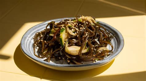 plato de ensalada de alga kombu