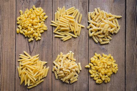 Foto de diferentes tipos de pasta de maíz (espagueti, macarrones, fusilli)