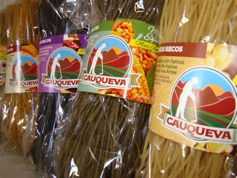 Variedad de fideos de maíz CAUQUEVA con diferentes colores y formas