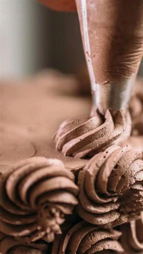 Betún de mantequilla de chocolate en proceso de preparación