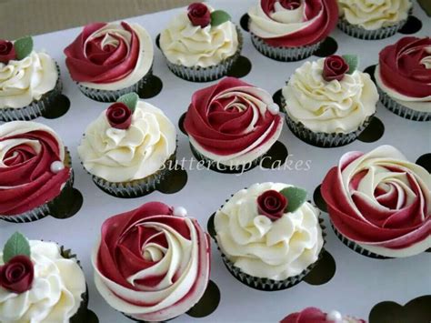 Cupcakes decorados con frosting de colores rojo, blanco y azul, algunos con sprinkles de estrellas