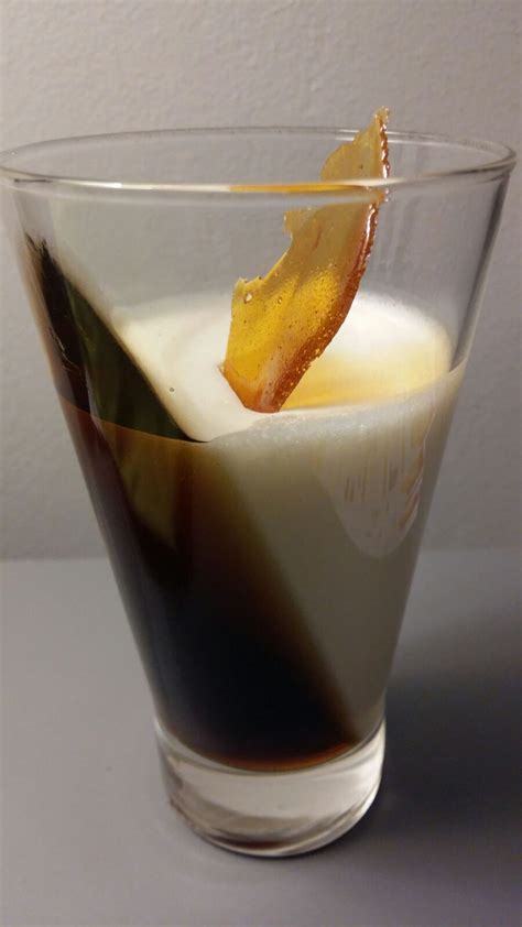 Foto: Copa de Pedro Ximénez junto a un mousse de chocolate blanco