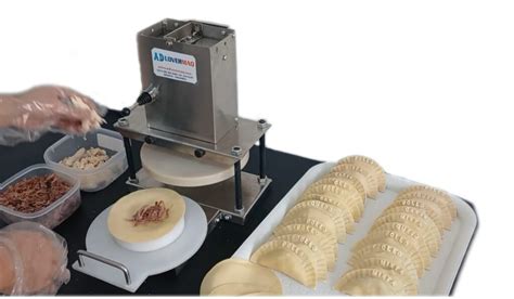 Esquema o fotografía detallada de una máquina industrial para la fabricación de empanadas