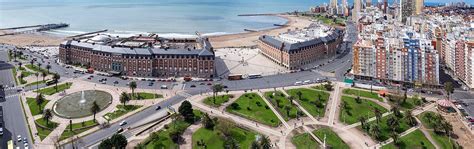 Foto histórica de Mar del Plata con bañistas y la rambla, o publicidad antigua de alfajores