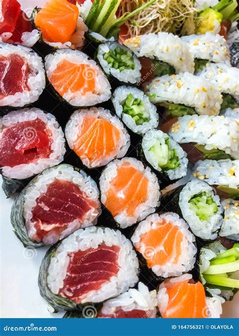 Variedad de rollos de sushi japoneses