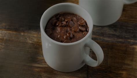 Brownie en taza recién hecho, listo para ser disfrutado