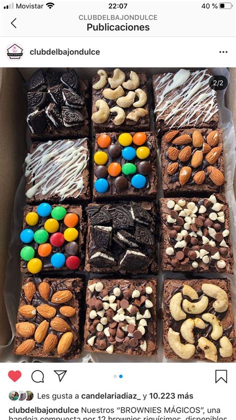 Brownie en taza decorado con diferentes toppings como crema y frutas