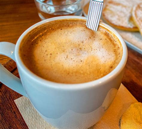 Taza de café cortado recién preparado con arte latte simple