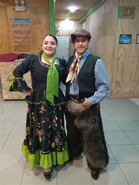 Vista exterior e interior del restaurante Alma Patagónica, destacando su arquitectura histórica de chapa inglesa.