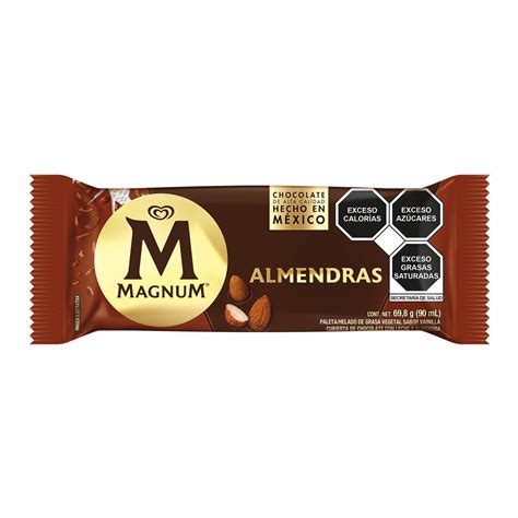 Magnum Almendrado en un primer plano, mostrando la cobertura de chocolate y trozos de almendra