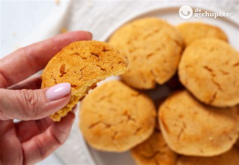 Fotografía de galletas de maíz horneadas con diversos toppings saludables como guacamole y hummus