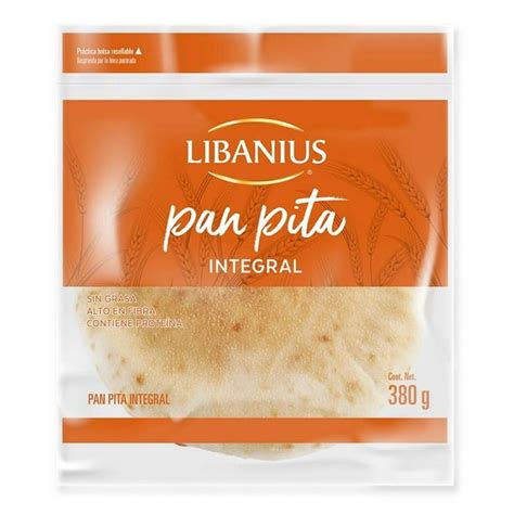 Imagen de un pan pita integral, cortado y con parte de su interior visible