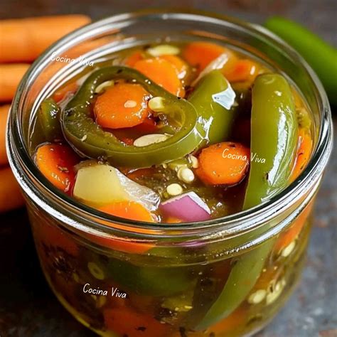 Olla con los chiles cocinándose a fuego lento junto con vinagre y sal.
