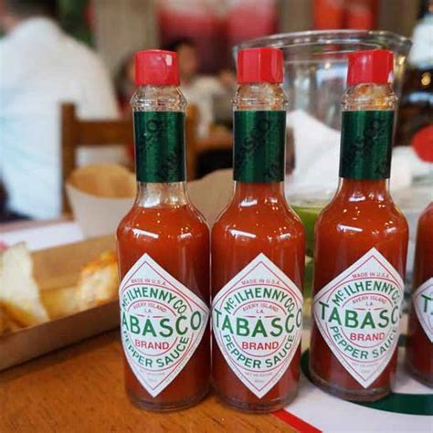 Frasco de vidrio con salsa Tabasco casera, listo para ser refrigerado.