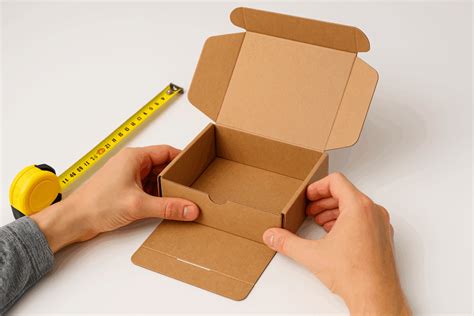 Esquema de montaje de una caja de pastelería autoarmable que no requiere pegamento.