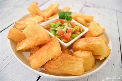 Foto de bastones y chips de yuca frita y horneada con salsas