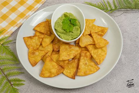 Foto de salsa de aguacate con totopos o pasapalos de yuca