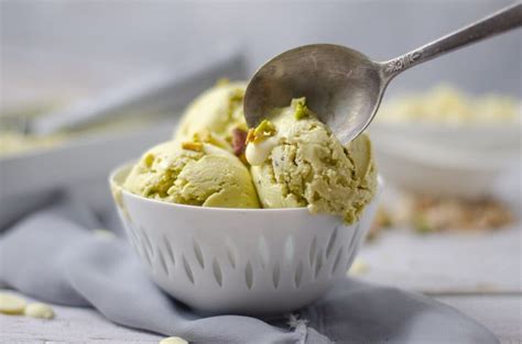 Primer plano de un gelato de pistacho con colores naturales y textura cremosa.